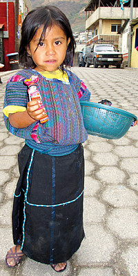 Dívka ze San Juanu se učí prodávat suvenýry od útlého věku.