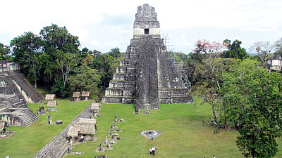 Jedna z pyramid v rezervaci Tikal. Nejvyšší dosahují 58 metrů. Podle Mayů byly postaveny až 800 let před naším letopočtem.