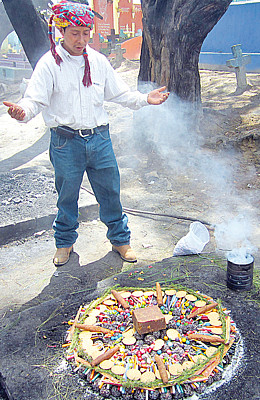 Šaman Carlos na hřbitově v Chichicastenangu vyvolává duchy předků.